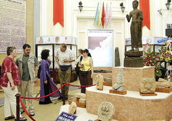 Du khách tham quan cổ vật Óc eo tại Bảo tàng Lịch sử TPHCM