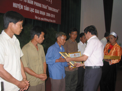 Lãnh đạo UBND huyện Tân Lạc tặng giấy khen cho các cá nhân tiêu biểu trong phong trào