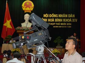 Phóng viên Đài truyền hình tỉnh tác nghiệp tại một kỳ họp HĐND tỉnh