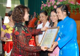 Lãnh đạo LĐLĐ Việt Nam trao Bằng khen cho các tập thể và cá nhân có nhiều thành tích xuất sắc trong phong trào thi đua 