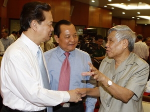 Thủ tướng Nguyễn Tấn Dũng, Nguyên Tổng Bí thư Lê Khả Phiêu và các đại biểu tại hội thảo.