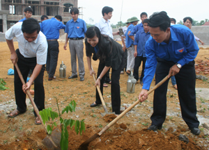 Lãnh đạo T.Ư Đoàn, Tỉnh Đoàn trồng cây hưởng ứng ra quân chiến dịch thanh niên tình nguyện hè 2011.
