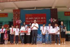 Đồng chí Nguyễn Văn Quang, Phó Bí thư Thường trực Tỉnh ủy tặng quà các cháu thiếu nhi trường tiểu học Tòng Đậu (Mai Châu).