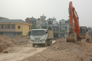 Tại những khu được bàn giao mặt bằng, các nhà thầu đang khẩn trương thi công hạ tầng khu dân cư tổ 28, phường Phương Lâm – TP Hòa Bình.
