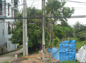 Hệ thống đường điện tại xóm Mỏ - Dân Hạ - Kỳ Sơn đã xuống cấp nghiêm trọng.