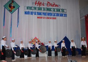 Tiết mục đánh cồng chiêng của xã Văn Sơn tại hội diễn NTQC, thi dân ca nhạc cụ dân tộc, người đẹp và trang phục huyện Lạc Sơn năm 2011.