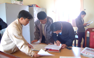 Đoàn kiểm tra Huyện ủy cao Phong tiến hành kiểm tra việc thực hiện Nghị quyết cấp trên của xã Nam Phong.