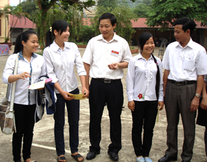 Đồng chí Bùi Văn Cửu động viên các em học sinh huyện Kim Bôi trước khi bước vào kỳ thi tốt nghiệp THPT năm 2011.