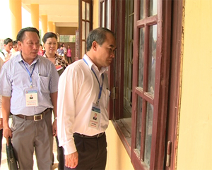 Thứ trưởng Bộ GD-ĐT Nguyễn Vinh Hiển (bên phải) dẫn đầu đoàn kiểm tra đột xuất tại một số điểm thi tốt nghiệp THPT ở Bắc Ninh chiều qua 2/6.