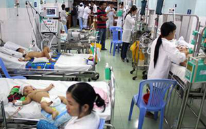 Nhiều trẻ bị bệnh tay - chân - miệng đang được điều trị tại Bệnh viện Nhi đồng 2, TP. HCM.