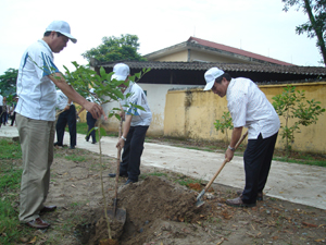 Đồng chí Quách Thế Hùng - Phó chủ tịch UBND tỉnh cùng lãnh đạo các sở, ban, ngành của tỉnh, huyện tham gia trồng cây tại trường THCS thị trấn Kỳ Sơn.