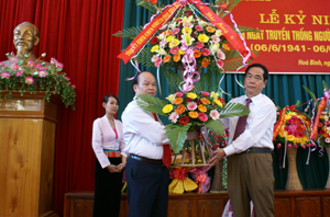 Đồng chí Nguyễn Văn Quang, Phó Bí thư TT Tỉnh ủy, tặng hoa chúc mừng Hội NCT tỉnh nhân dịp kỷ niệm 70 năm ngày truyền thống NCT Việt Nam.
