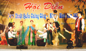 Tiết mục hát múa của thị trấn Hàng Trạm tại hội diễn được Ban tổ chức đánh giá cao.