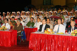 Chủ tịch nước Nguyễn Minh Triết cùng các đại biểu tham dự cầu truyền hình trực tiếp 
