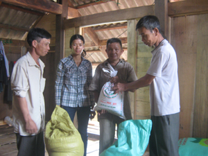 Người dân xã Piềng Vế nhận gạo cứu trợ
