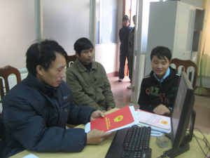 Bộ phận tín dụng - Chi nhánh NHNo&PTNT huyện Cao Phong hướng dẫn nông dân làm thủ tục vay vốn.