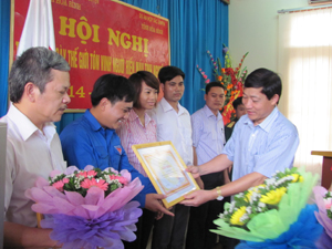 Đồng chí Bùi Văn Cửu, Phó Chủ tịch UBND tỉnh, Trưởng Ban Chỉ đạo vận động hiến máu tình nguyện tỉnh trao giấy khen cho 15 cá nhân đạt thành tích xuất sắc trong phong trào hiến máu tình nguyện năm 2011.