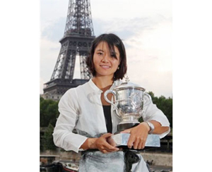 Li Na tự hào với chiếc cúp Roland Garros 2011.

