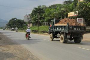 Xe chở hàng quá tải không che đậy hàng hóa ngang nhiên hoạt động trên quốc lộ 6 đoạn qua xã Trung Minh (TPHB).