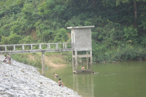 Trẻ em xã Dân Chủ (TPHB) tắm tại hồ thủy lợi, nguy cơ đuối nước cao.