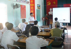 Đồng chí Trưởng ban chỉ đạo 800 huyện Tân Lạc kết luận buổi hội thảo.