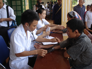 Các y, bác sỹ của đoàn công tác đã tổ chức khám bệnh, tư vấn sức khỏe và cấp thuốc miễn phí cho trên 500 người dân xã Phú Vinh.