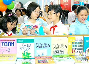 Học sinh chọn mua sách giáo khoa