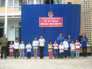 Huyện Đoàn Lạc Thủy tặng quà cho trẻ em xã Thanh Nông.