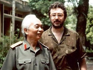 Đại tướng Võ Nguyên Giáp và đạo diễn D.Roussel năm 1991 - đạo diễn phim tài liệu “Điện Biên Phủ - Cuộc chiến giữa hổ và voi