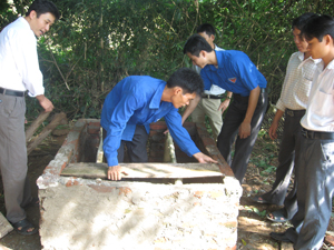 Thanh niên xã Tử Nê (Tân Lạc) đóng góp ngày công xây dựng nhà tiêu hợp vệ sinh.
