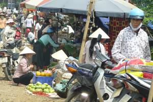Chợ Lồ, xã Phong Phú là điểm trung chuyển hàng hóa của các xã vùng cao, vùng sâu của huyện.