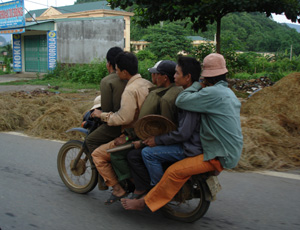 Không nghiêm chỉnh chấp hành Luật ATGT đường bộ là một trong những nguyên nhân chính gây ra TNGT. Ảnh chụp trên Quốc lộ 6, đoạn qua Thị trấn Cao Phong (Cao Phong).