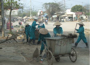 Công ty CP Môi trường đô thị Hòa Bình thu gom rác thải trong ngày.