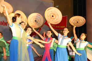 Điệu múa xòe của dân tộc Thái được biểu diễn trong nhiều chương trình nghệ thuật của của tỉnh.
