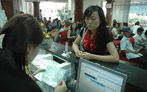Khách hàng gửi tiết kiệm tại Ngân hàng Việt Á.