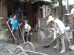 Cơ sở sản xuất gạch bê tông của gia đình ông Trần Văn Tám, chi hội xóm Kho, xã Tân Mỹ giải quyết việc làm cho hàng chục lao động với thu nhập bình quân 2,5 triệu đồng/người/tháng.