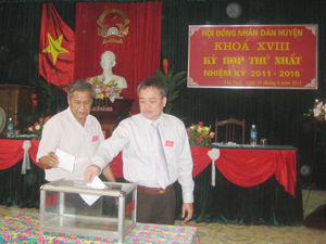 Các đại biểu bỏ phiếu bầu Chủ tịch HĐND huyện Yên Thuỷ khoá XVIII, nhiệm kỳ 2011 – 2016.
