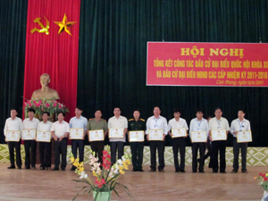 Lãnh đạo huyện Cao Phong trao tặng giấy khen cho các tập thể có thành tích xuất sắc trong công tác bầu cử.