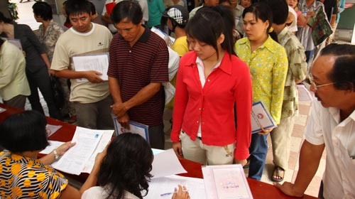 Đông đảo phụ huynh đến nộp hồ sơ xét tuyển cho con vào lớp 6 Trường THCS Kim Đồng, Q.5, TP.HCM sáng 14-6-2011.