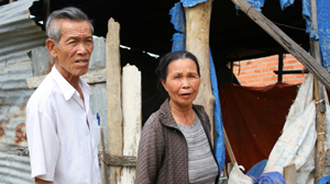 Ông Vân và vợ trước căn lều vợ chồng ông dựng lên để bảo vệ đất nhà mình. 
