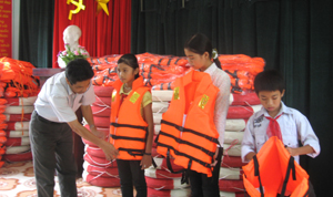 Trong khuôn khổ thực hiện công tác PCLB&TKCN, huyện Cao Phong đã cấp phát hàng trăm áo phao cứu sinh đa năng cho học sinh vùng lũ (ảnh chụp tại trường tiểu học xã Thung Nai).