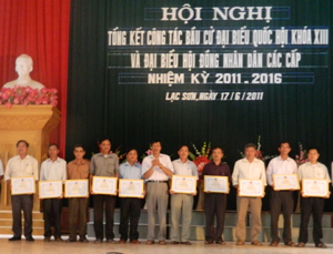 Lãnh đạo huyện Lạc Sơn trao giấy khen cho các tập thể có thành tích xuất sắc trong công tác bầu cử.