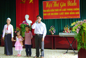 Phần thi của gia đình anh Bùi Văn Vinh và chị Đinh Thị Hương, xã Yên Quang đã giành được giải diễn viên trẻ tài năng.