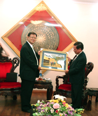 Đồng chí Chủ tịch UBND tỉnh tặng ngài Công sứ Đại sứ quán Hàn Quốc tại Việt Nam bức tranh bày tỏ thiện chí của tỉnh Hòa Bình đối với sự đầu tư của Hàn Quốc.