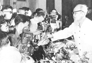 Chủ tịch Hồ Chí Minh, nhà báo vĩ đại, người thầy sáng lập nền báo chí cách mạng Việt Nam, luôn quan tâm đến giới báo chí và Hội Nhà báo.