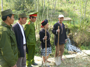 Công an huyện Đà Bắc giúp nhân dân xã Vầy Nưa lao động, sản xuất.