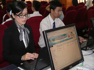 Ảnh minh họa: Nhân viên công ty cổ phần Lạc Việt thao tác trên máy tính (Ảnh: Nguyễn Hữu)