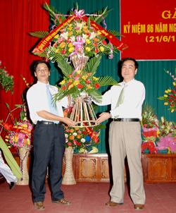 Đồng chí Nguyễn Văn Quang, Phó Bí thư TT Tỉnh ủy, trao tặng lẵng hoa của Tỉnh ủy, HĐND, UBND, UBMTTQ tỉnh chúc mừng Hội Nhà báo tỉnh.
