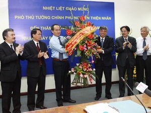Phó Thủ tướng Nguyễn Thiện Nhân tặng hoa chúc mừng TTXVN nhân Ngày Báo chí Cách mạng Việt Nam