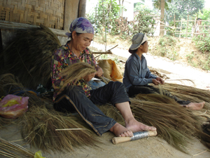 Người dân xã Phú Lương chủ động đẩy mạnh phát triển ngành nghề phụ tạo thêm nguồn thu nhập, gp phần nâng cao đời sống, tạo nguồn lực xây dựng nông thôn mới.